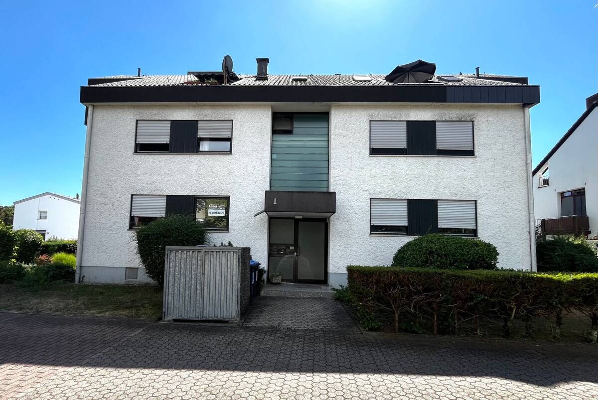 Renovierte 3 ZKB Eigentumswohnung mit Balkon im Erdgeschoss in St. Ingbert-Süd zu verkaufen! – 66386 Sankt Ingbert – Bild 1 von 9