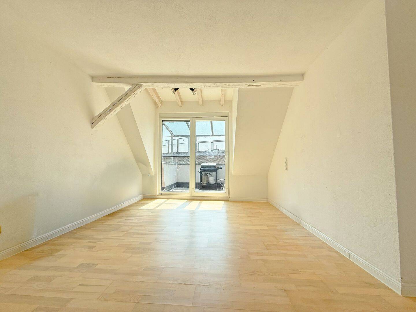 Kernsanierte 3-Zi.-Wohnung in zentraler Lage von Esslingen mit Wärmepumpe, EBK und Fußbodenheizung – Esslingen am Neckar – Vorschaubild 2
