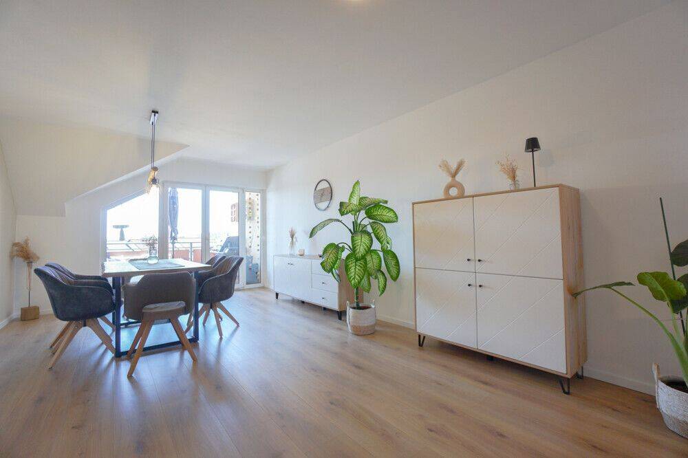Großzügige 4-Zimmer-Dachgeschosswohnung mit Westloggia und ca. 42 m² Spitzboden-Nutzfläche