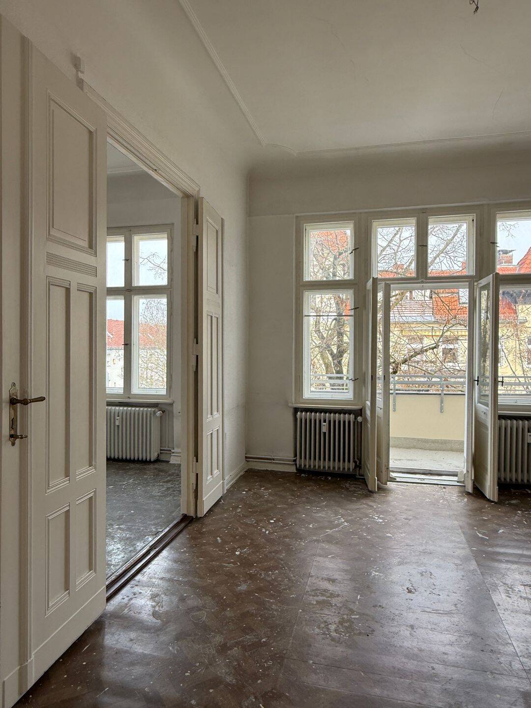 Schöne bezugsfreie 3-Zimmer-Altbauwohnung mit 3 Balkonen und charmanten Altbaudetails!