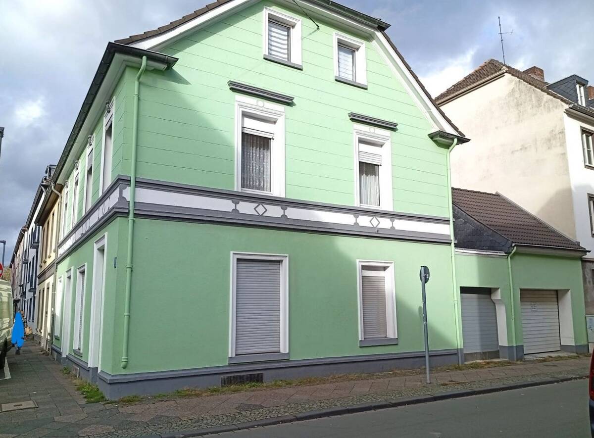 Wohnhaus mit Entwicklungspotential und Garage im Herzen von Krefeld zu verkaufen. – 47799 Krefeld – Bild 1 von 9