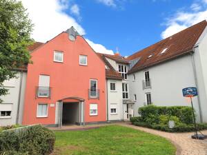 Sonnige, große 3-Zimmer-DG-Wohnung mit riesigem Wohn-/Esszimmer in ruhiger, gepflegter, kleiner Anlage mit Balkon und Gemeinschaftsgarten ab sofort – 90766 Fürth – Vorschaubild 3