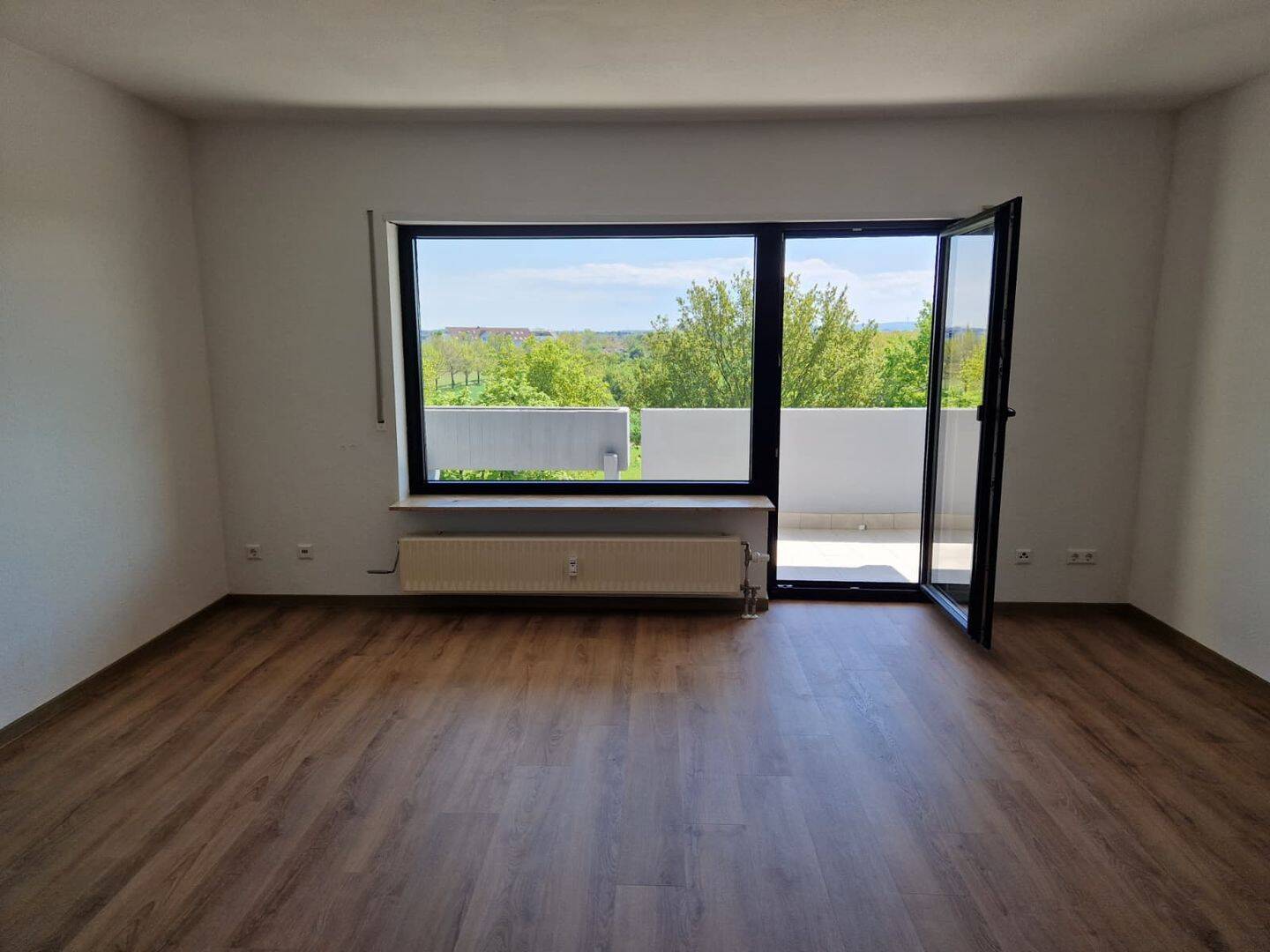 SONNENGLÜCK: Neu renovierte, helle 2-Zimmer Wohnung mit Balkon und TG-Stellplatz in Neureut – Karlsruhe – Bild 1 von 9