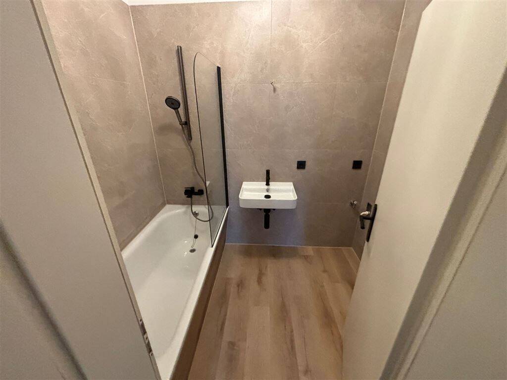 NEU-Sanierte 2-Zimmer mit Laminat, Wannenbad und offener Küche in zentraler Lage! EBK mgl.