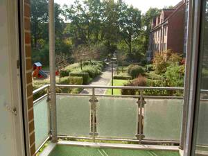 Zwei Zimmer in Norderstedt: Helle Wohnung mit Balkon und Tiefgaragenstellplatz
