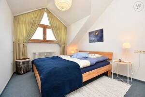 Charmante möblierte DG-Wohnung mit Internet und TG-Stellplatz in Stuttgart Birkach – 70599 Stuttgart – Vorschaubild 2