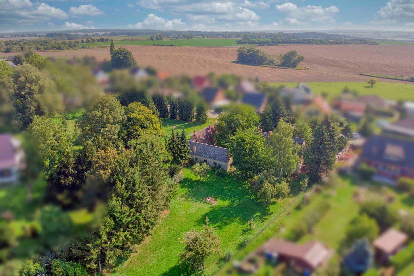 Renovierungsbedürftiges Einfamilienhaus samt Garten, 2 Garagen und 3 Freistellplätzen – Neuenkirchen – Vorschaubild 2