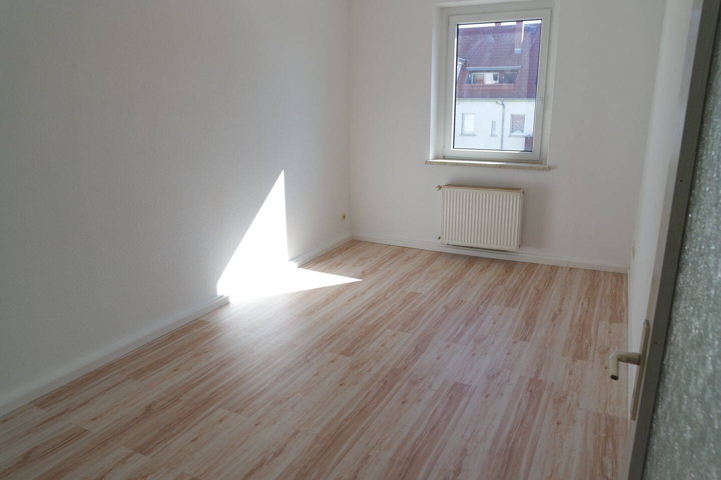 Wahren - tolle 2-Zimmerwhg. mit Balkon, sep.Küche, Tageslichtbad, Wanne & großem Gemeinschaftsgarten – Leipzig – Vorschaubild 4