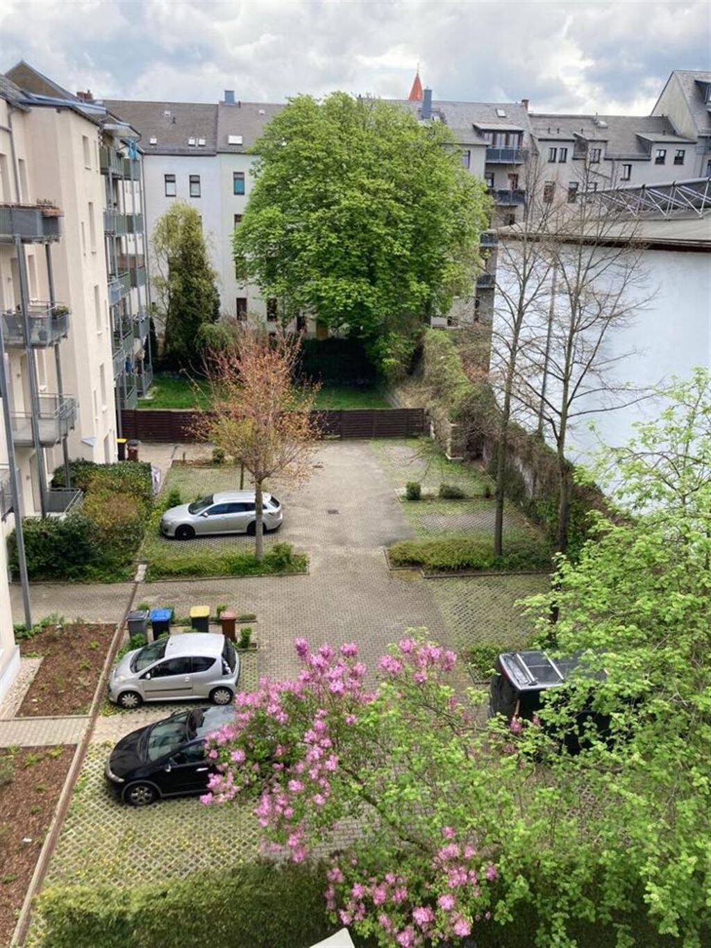 Kompakte DG 3-Zimmer mit neuem Laminat u. Wanne in Zentrumsnähe! Stellplatz mgl.