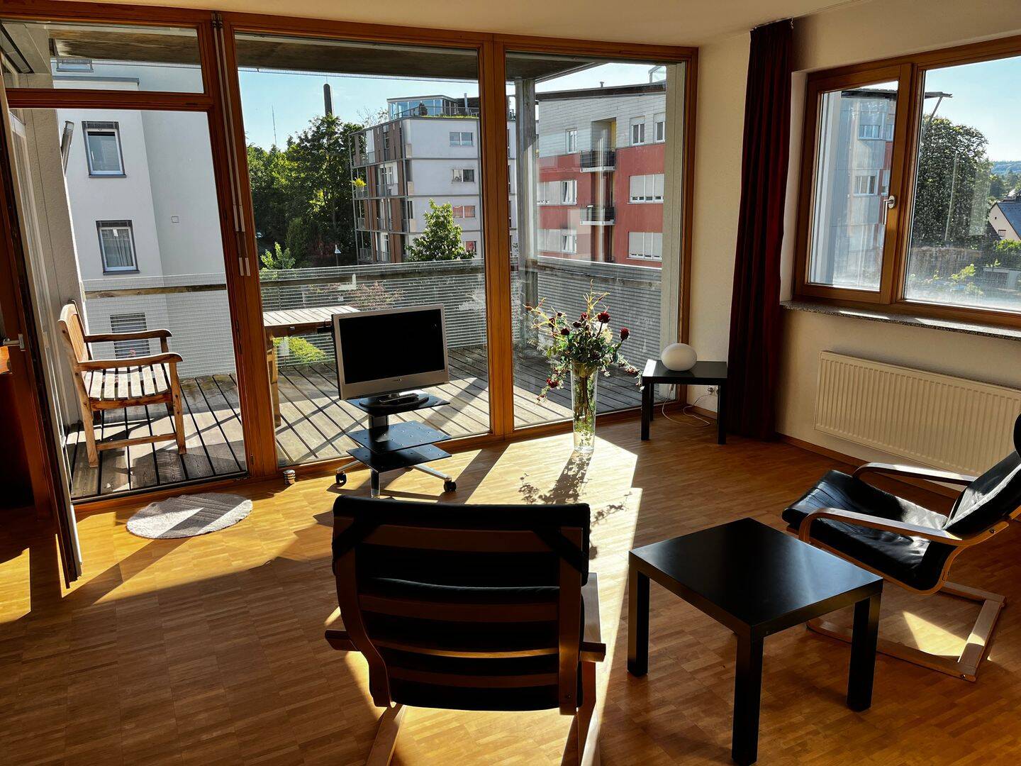 Helle möblierte 2,5-Zimmer-Wohnung mit Balkon, Tiefgarage und Aufzug am Kuhberg – Ulm – Vorschaubild 2