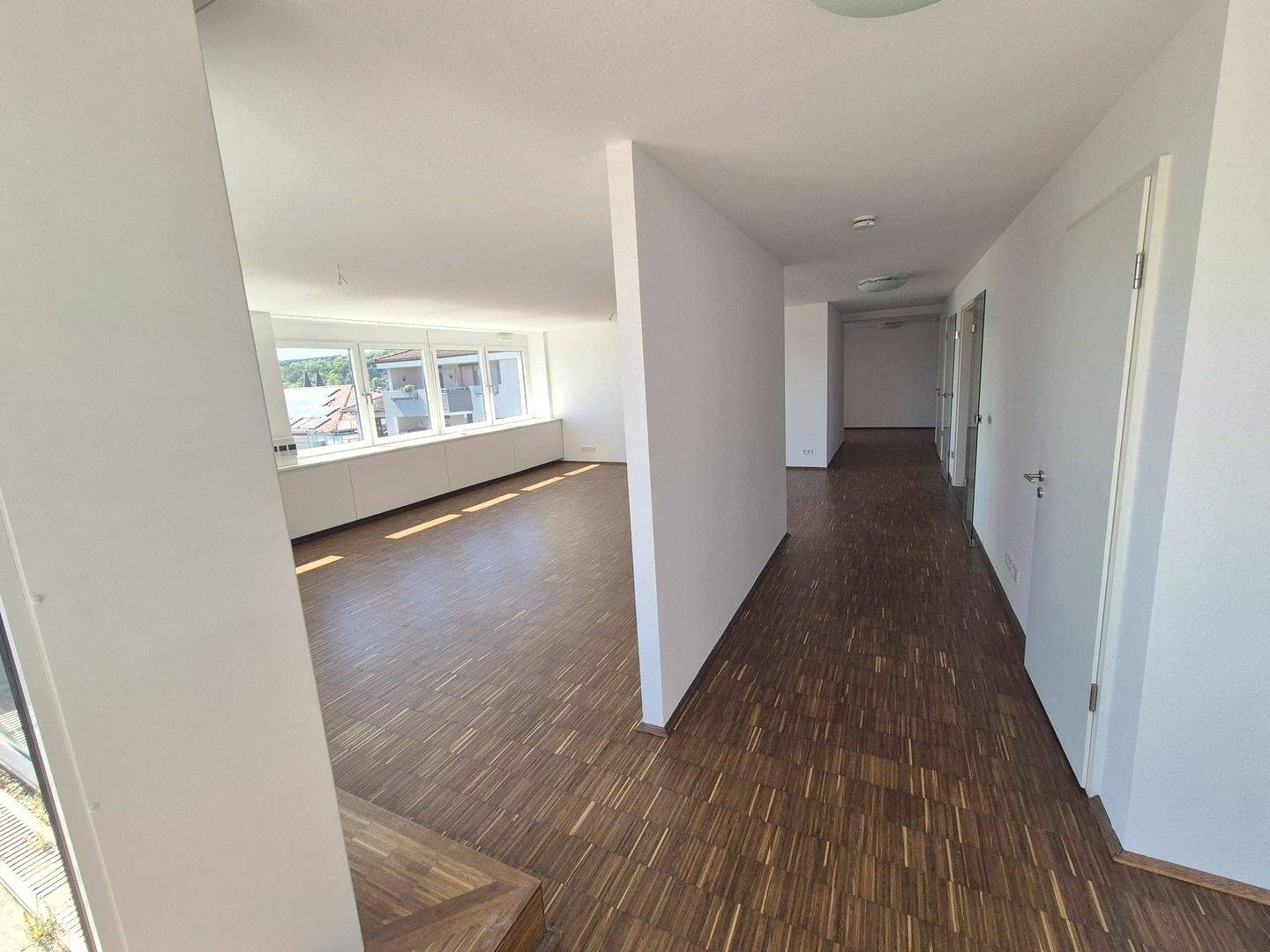Helle 5-Zi.-Wohnung, Wü-Frauenland, Parkett, Terrasse, Badewanne, Dusche, Gäste-WC, Kellerabteil, Stellplätze – Würzburg – Vorschaubild 4