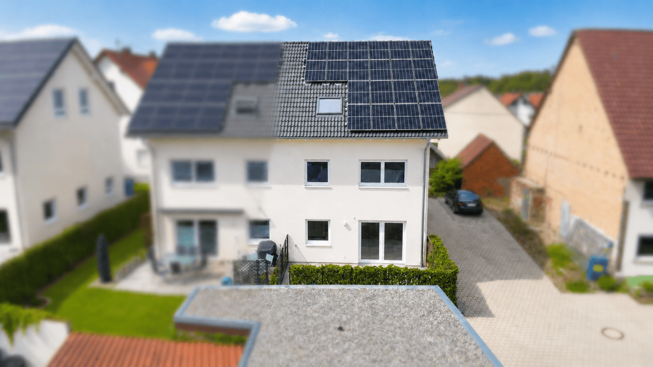 Nachhaltig wohnen in Äpfingen - Exklusive KfW-55-Doppelhaushälfte mit Erdwärme, PV und gehobener Ausstattung – Maselheim – Bild 1 von 9