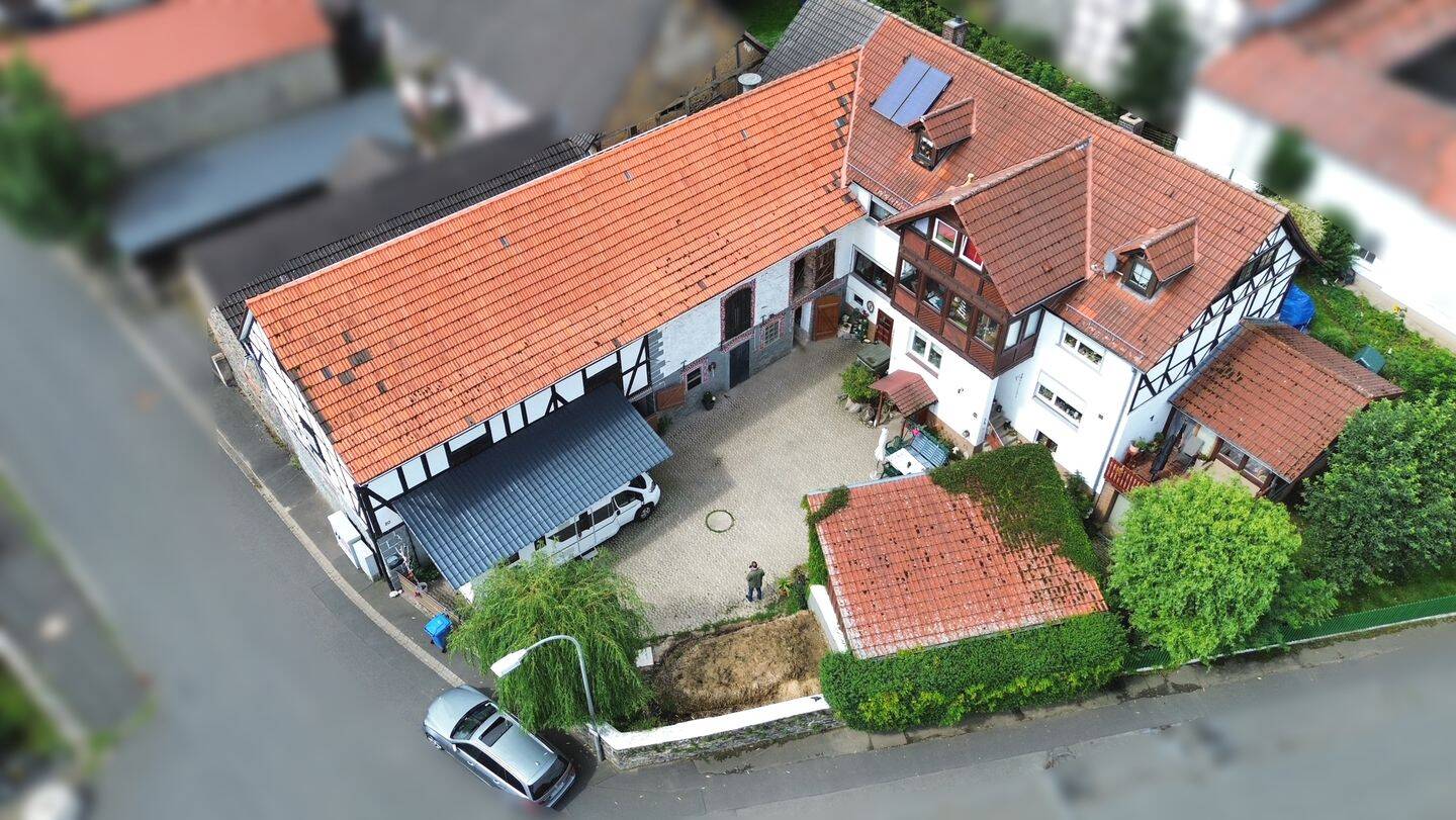 Bauernhaus bei Homberg/Efze: 260 m² Wohnfläche, Scheune und Stallungen warten auf Sie! – Homberg – Bild 1 von 9