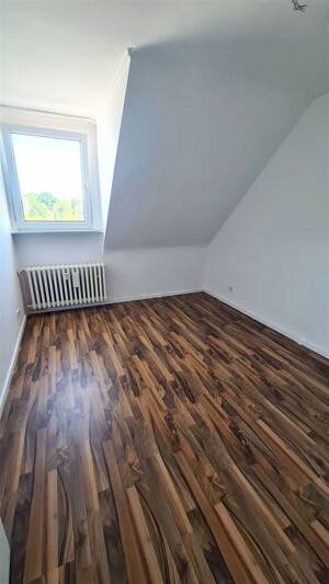 ***Geräumige Dachgeschoss-Wohnung mit 5 Zimmern in gepflegtem Umfeld*** – 46049 Oberhausen – Vorschaubild 6