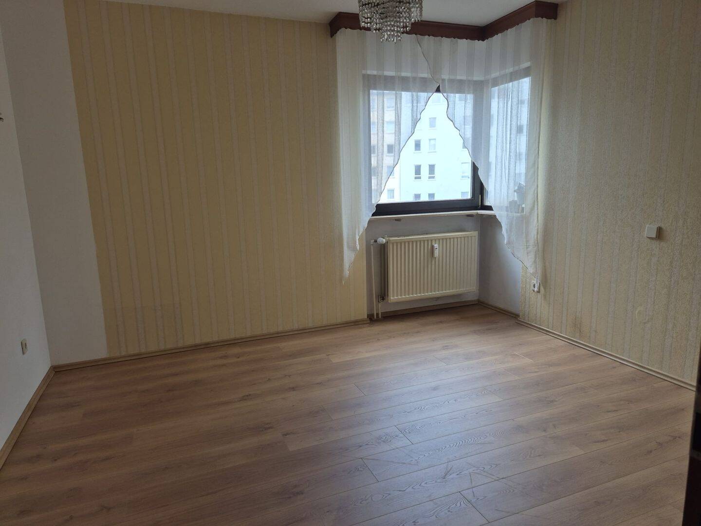 Seltene Gelegenheit: Zentrale Stadtlage – Ärzte, Einkauf, Bank, Schulen & ÖPNV nur in 5 Minuten zu Fuß.