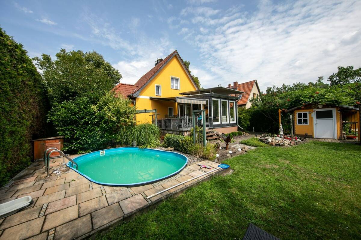 Ihr neues Zuhause - Einfamilienhaus mit ca. 114 m² Wohnfläche, Wintergarten, Pool & Sauna – 15566 Schöneiche bei Berlin – Bild 1 von 9