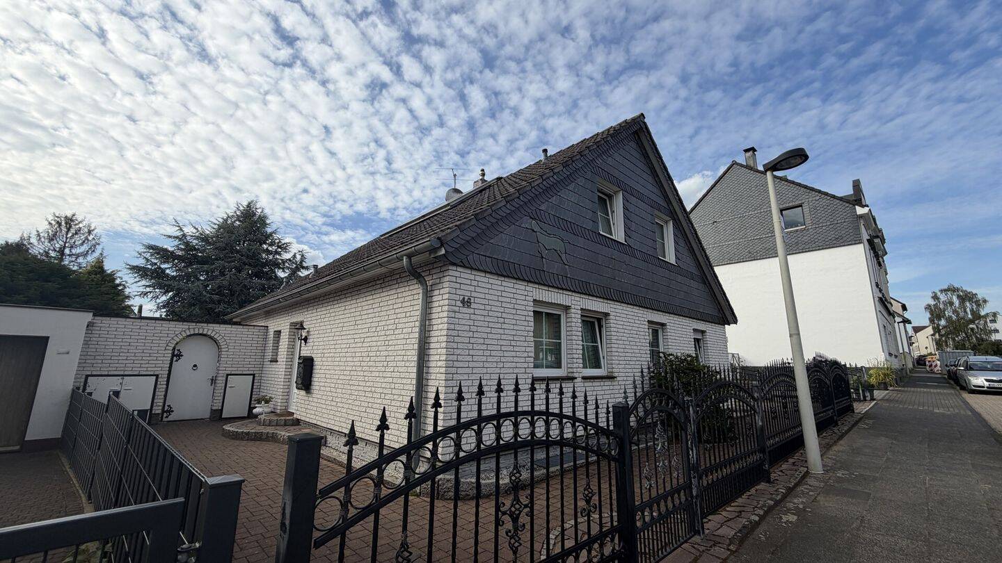 Wohnen im Grünen - Einfamilienhaus mit Sauna, Teich und traumhaftem Garten – Solingen – Vorschaubild 2