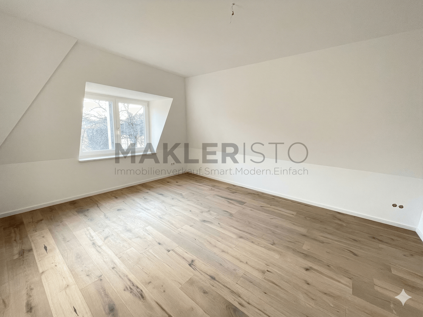 **Modernisierte 2,5-Zimmer-Dachgeschosswohnung mit offener Wohnküche & Fußbodenheizung**