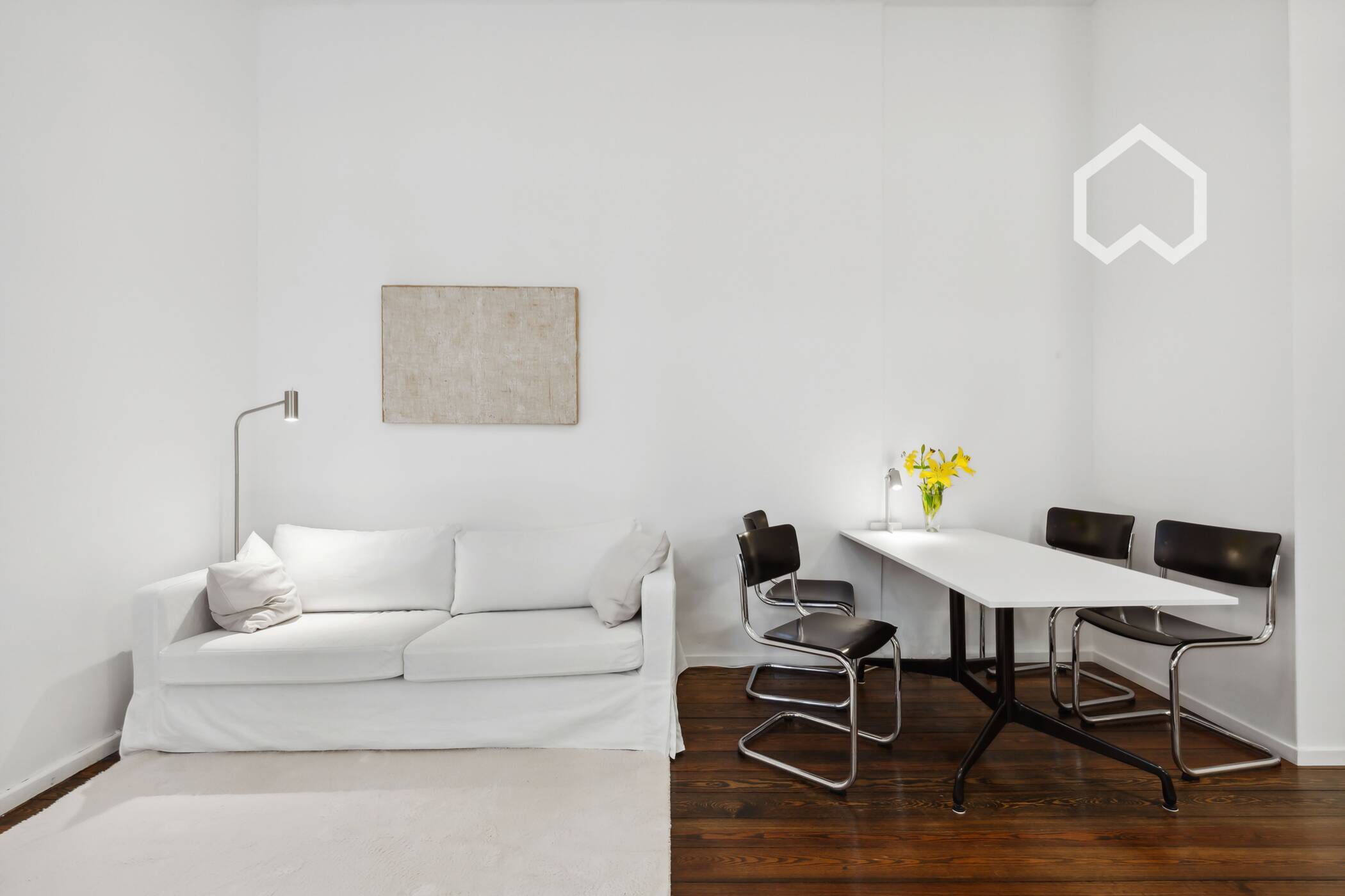 Helle und neu möblierte 2-Zimmer-Wohnung mit geräumigem Wohnbereich und Badewanne – Berlin – Bild 1 von 9