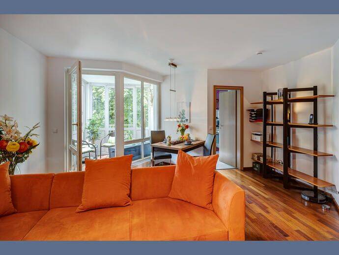 Möbliert: Ruhige Wohnung mit Blick in den begrünten Innenhof
