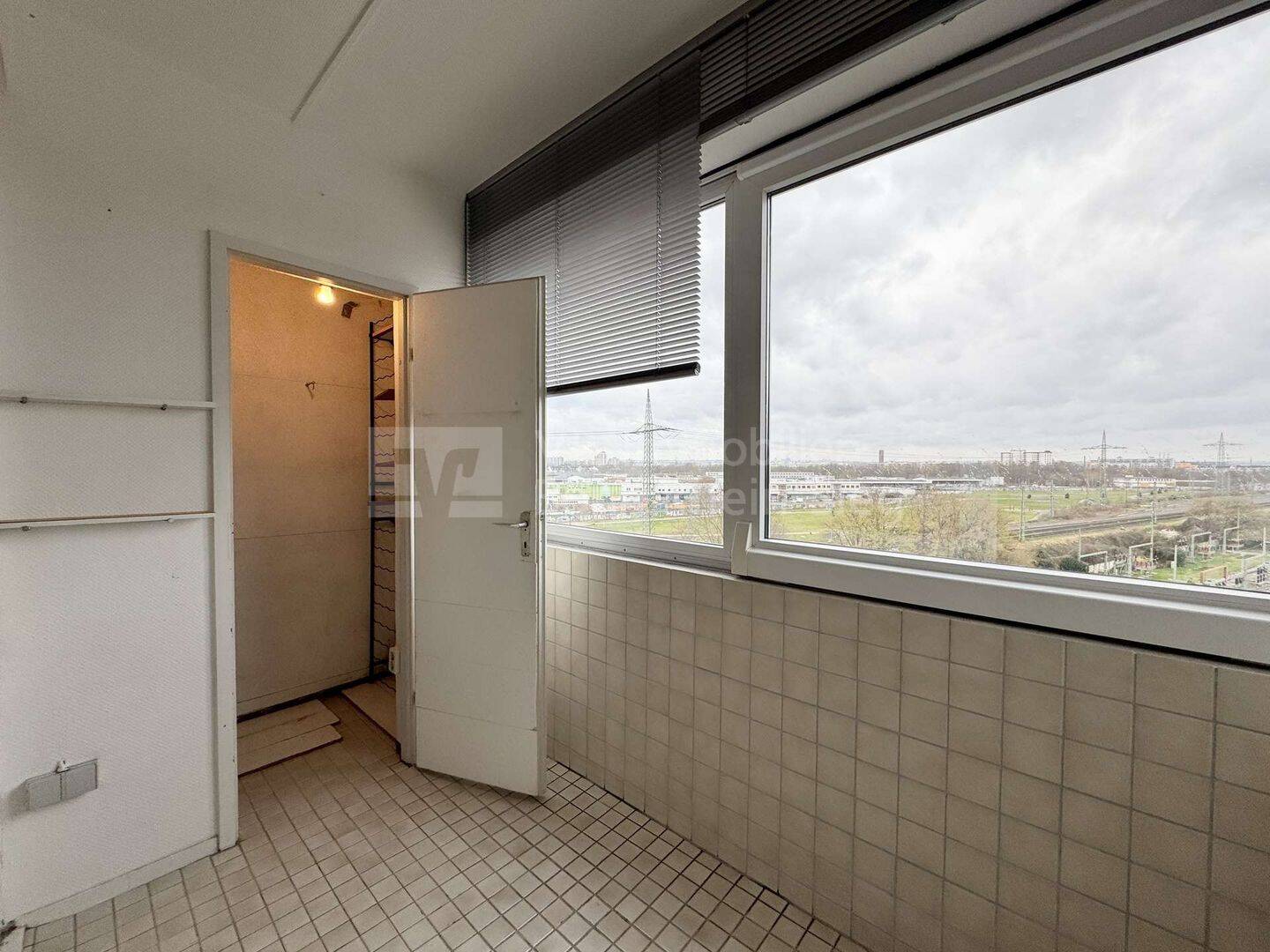 Wohnen im 7. Stock: 3-Zimmer-Wohnung mit Aufzug und Weitblick! – Köln – Vorschaubild 4