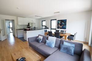 Fürth-Oberfürberg: helle, moderne und äußerst attraktive 4-Zimmer-Eigentumswohnung mit hochwertiger Einbauküche und einem großen und sonnigen Balkon – 90768 Fürth – Vorschaubild 2