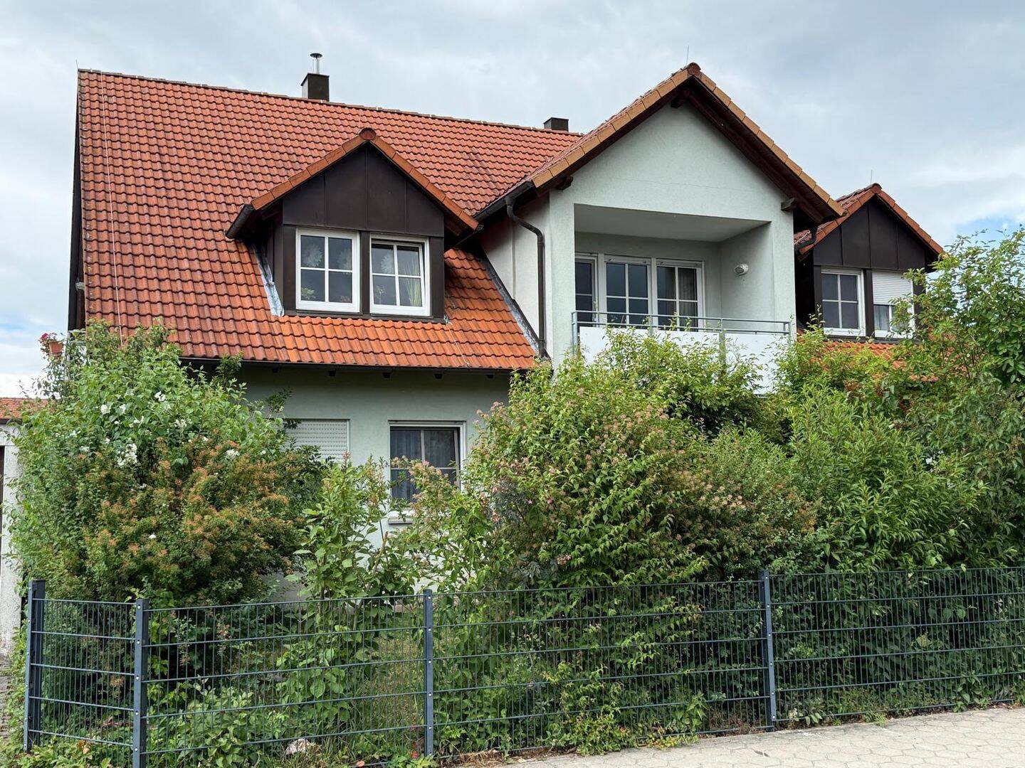 Ruhig gelegene 3-Zimmer-Wohnung mit Garten, Terrasse, Garage und Stellplatz in Uffenheim – Uffenheim – Vorschaubild 2