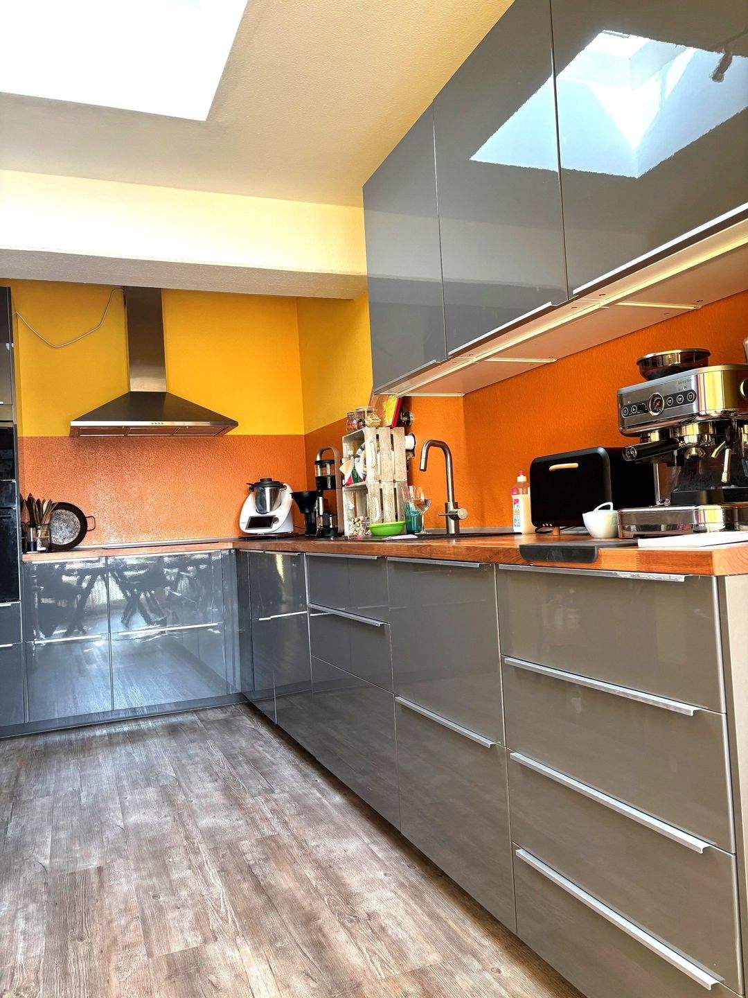Geräumige 4-Zimmer-Wohnung mit halb offener Wohnküche, 2 Balkone, Vollbad, Gäste-WC, Hauswirtschaftsraum und Tiefgaragenstellplatz – Hamburg – Vorschaubild 5