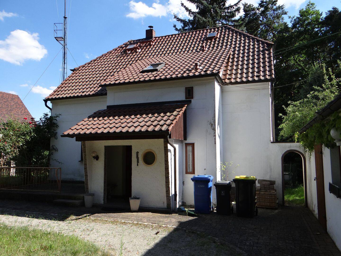 Ein Einfamilienhaus zu verkaufen! Teilsaniert am Stadtrand