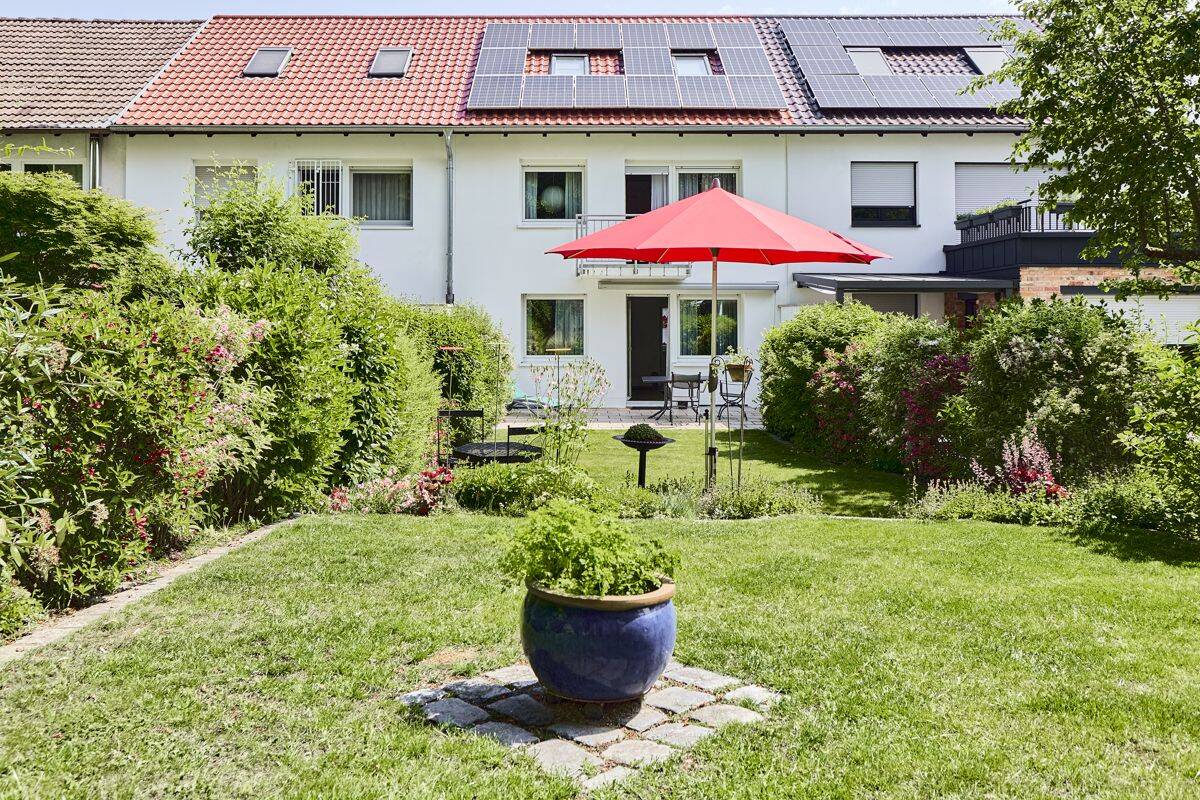 Wohlfühlen auf den ersten Blick - charmantes Reihenmittelhaus mit liebevoll angelegtem Garten! – Mering – Bild 1 von 8