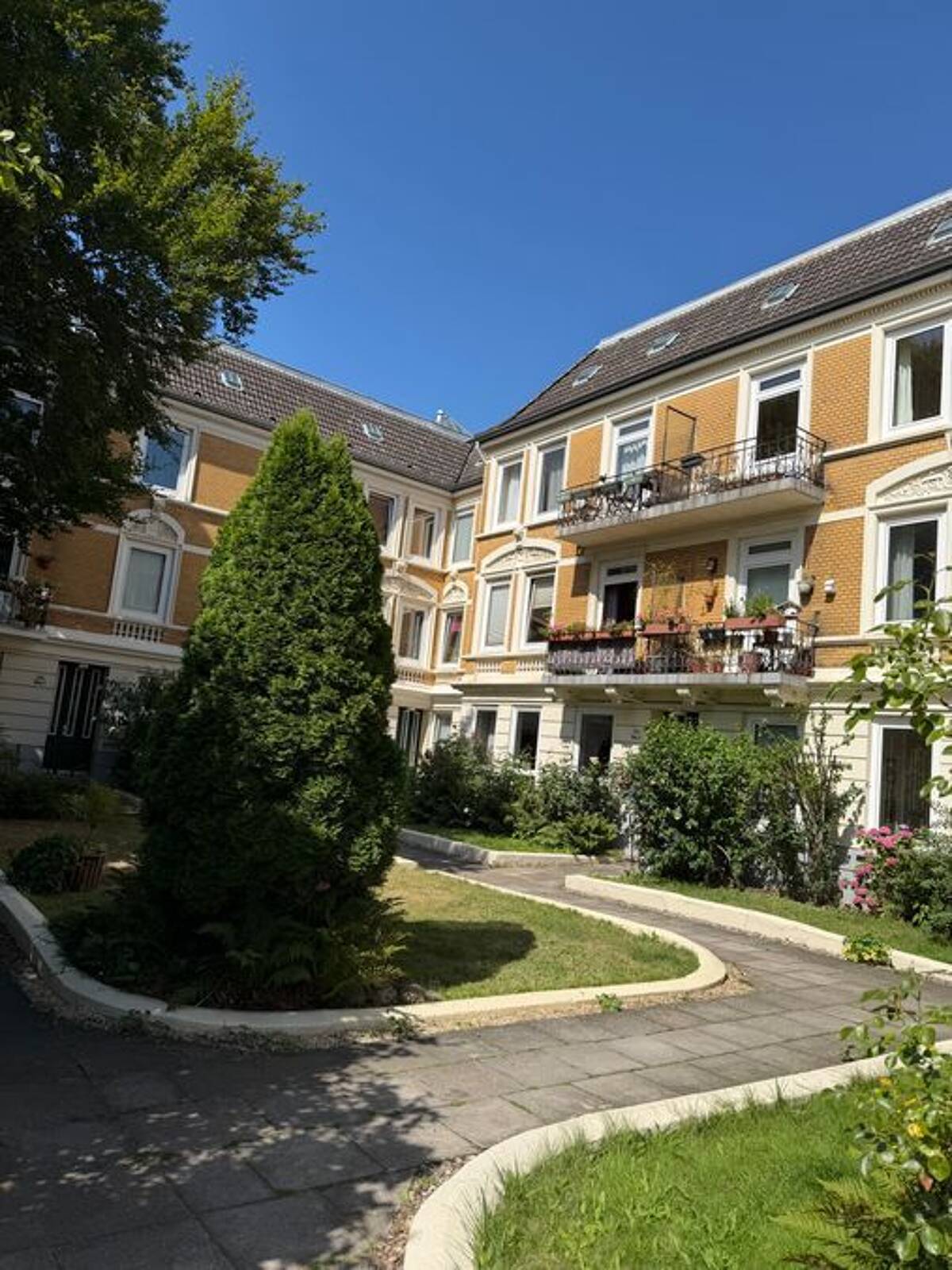 Idyllisch Terrassenwohnung mit vollständiger Möblierung / EBK/ Vollbad/ Inklusivmiete 1.558,35 Euro inkl. Internet; GEZ-Gebühren-und Stromkosten – 20535 Hamburg – Bild 1 von 9