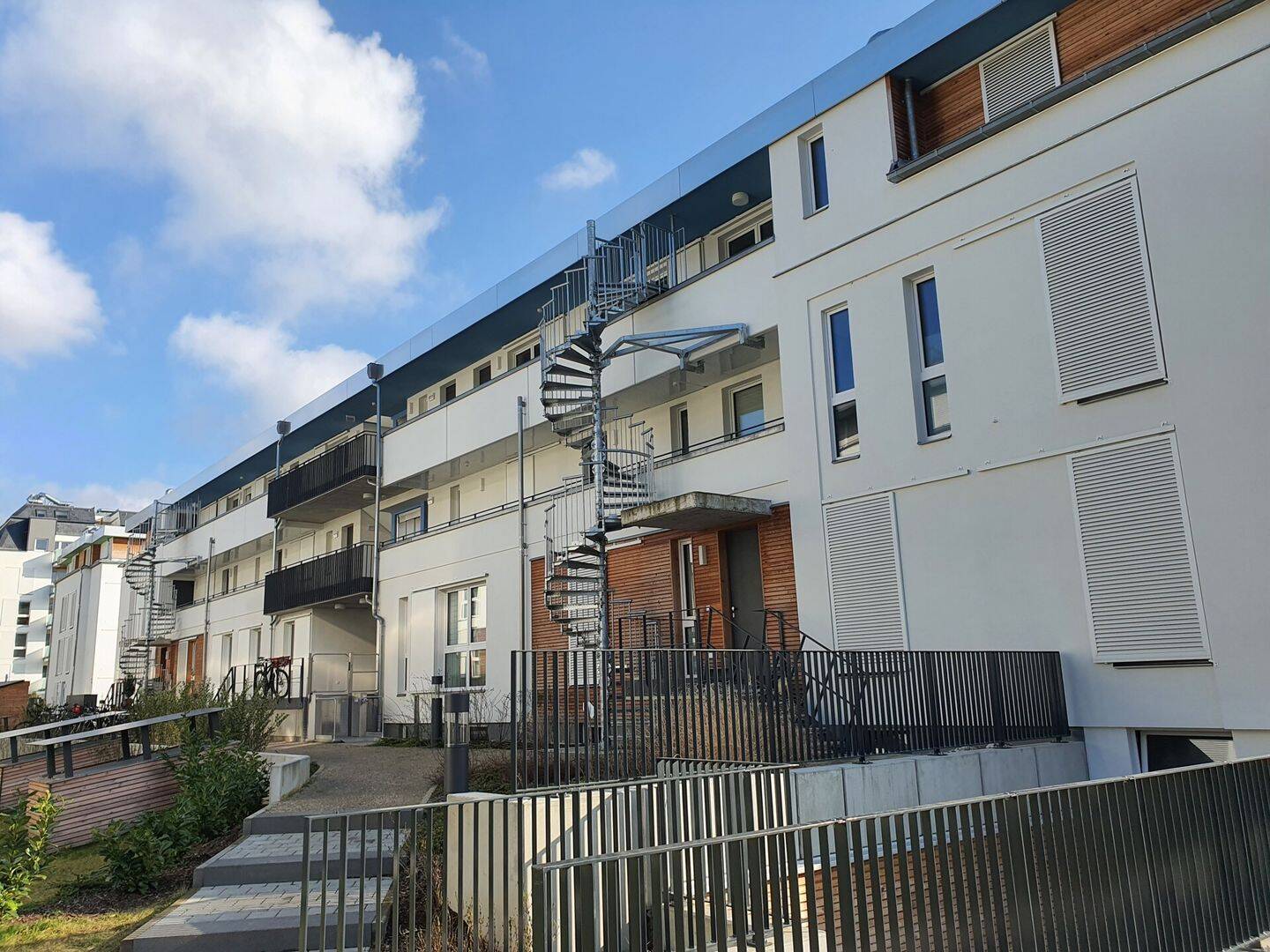 Hier lässt es sich Wohnen - Südseite in zweiter Reihe, Wintergarten und Einbauküche wartet auf Si