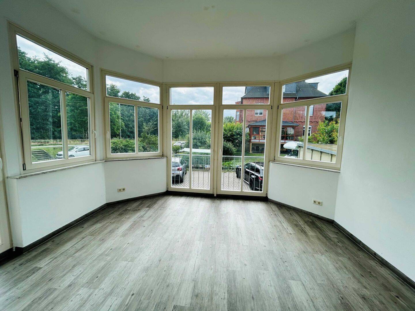 Helle und freundliche 5-Zimmer-Wohnung mit Wintergarten und kleinem Balkon in zentraler Wohnlage von Rudolstadt