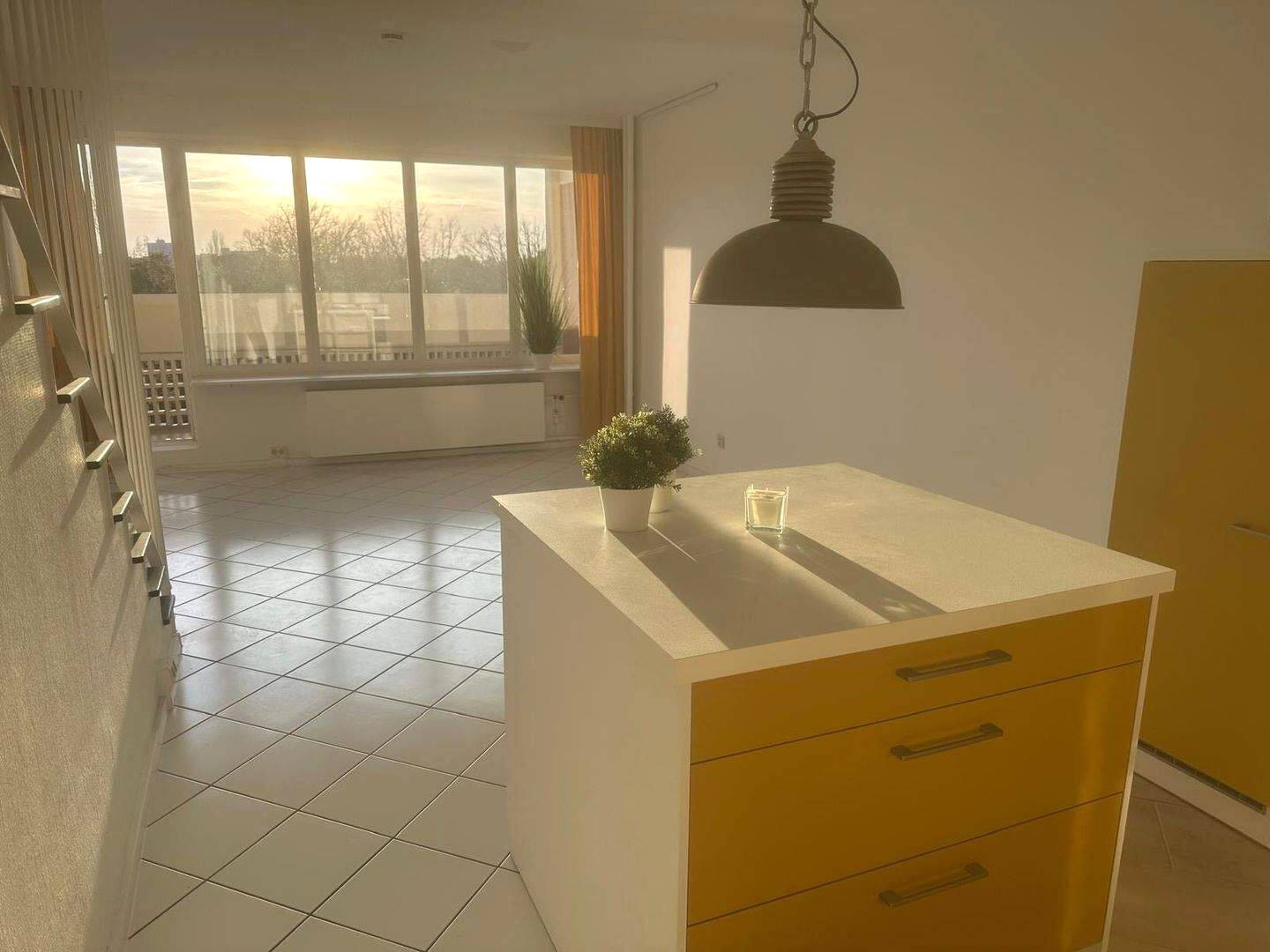 Architektur Ikone, modernes Wohnen frei Maisonette-Whg. mit Aufzuf u. tollem Balkon u. Weitblick in Berlin-Westend – Berlin – Bild 1 von 9