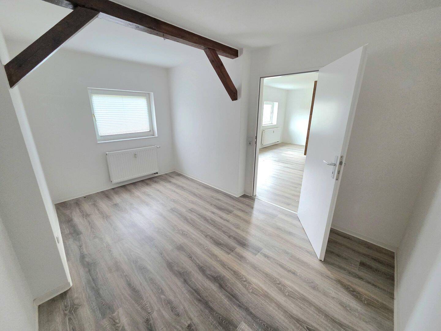Gemütliche 3-Zimmer-Dachgeschosswohnung mit Sichtbalken in Chemnitz-Hilbersdorf! – Chemnitz – Vorschaubild 7