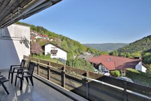 Geschmackvoll möblierte 3-Zimmer-Wohnung mit Garage und Balkon - traumhafter Ausblick inklusive – 76332 Bad Herrenalb – Vorschaubild 2
