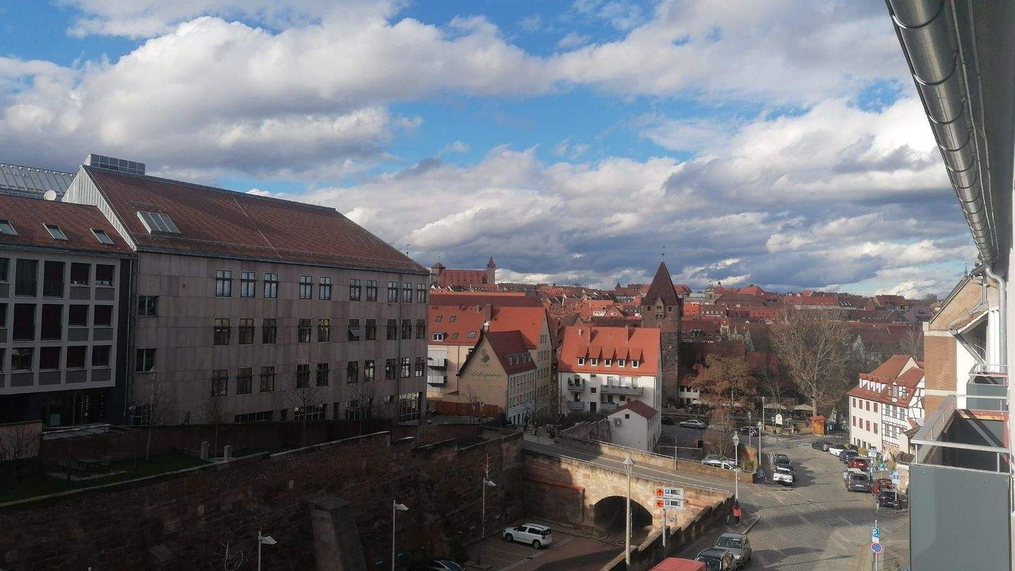Nürnberg Lorenzer Altstadt: top 2-Zimmerwohnung in 2020 hochwertig saniert; Balkon; Einbauküche, Parkettboden, u.v.m.; zum 01.06.2026 verfügbar – Nürnberg – Vorschaubild 2