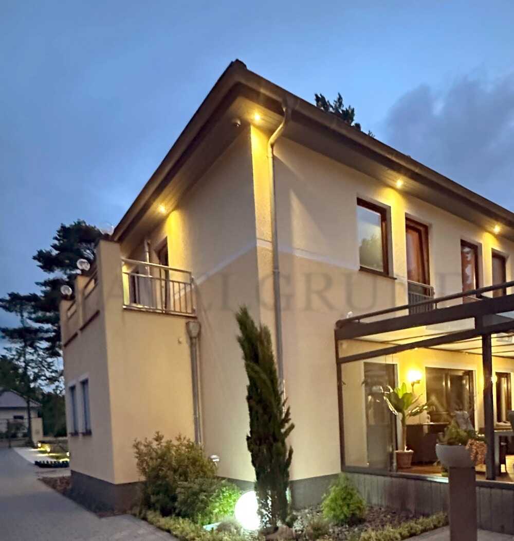 Exklusive Villa mit Einliegerwohnung, Pool und traumhaftem Gartenparadies! – Falkensee – Bild 1 von 9