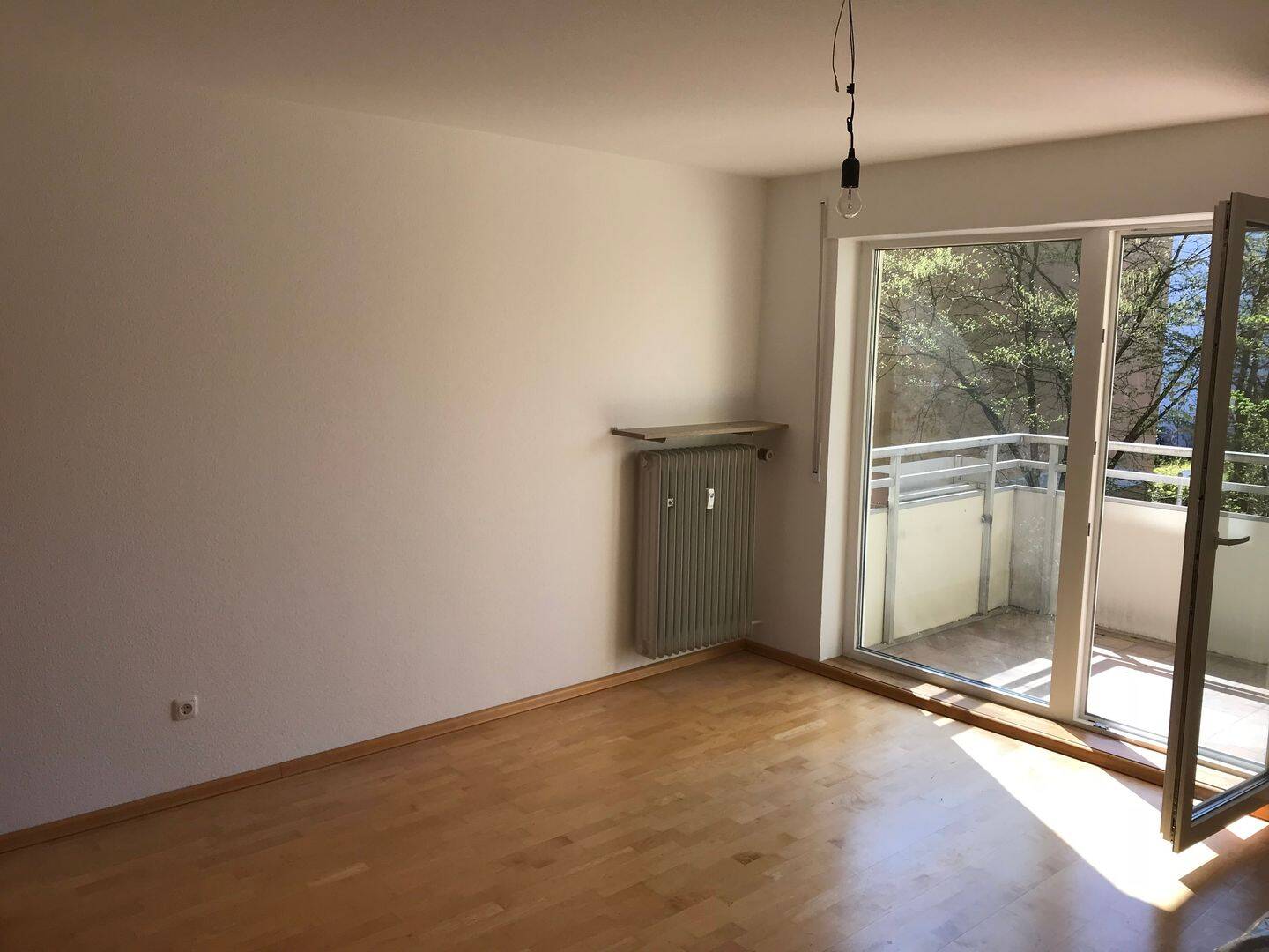 Helle, gut geschnittene 2-Zimmer-Wohnung mit Balkon mit frisch saniertem Bad in günstiger Lage von Privat zu vermieten – Erlangen – Vorschaubild 5