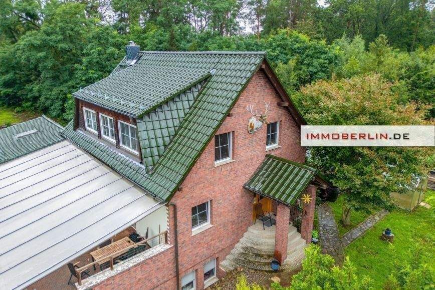 IMMOBERLIN.DE - Überzeugend gebautes Haus mit Einliegerwohnung, Garage & 4,1 Hektar Waldfläche in ländlicher Lage – Werneuchen – Bild 1 von 9