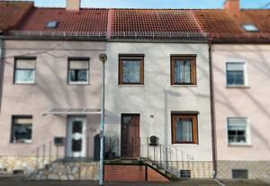 Bringen Sie neuen Glanz in alte Wände - Reihenhaus mit Potenzial für Kreative – 39116 Magdeburg – Vorschaubild 1