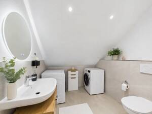 Moderne 2-Zimmer-DG Wohnung mit EBK, Fußbodenheizung & Stellplatz – 94501 Beutelsbach – Vorschaubild 7