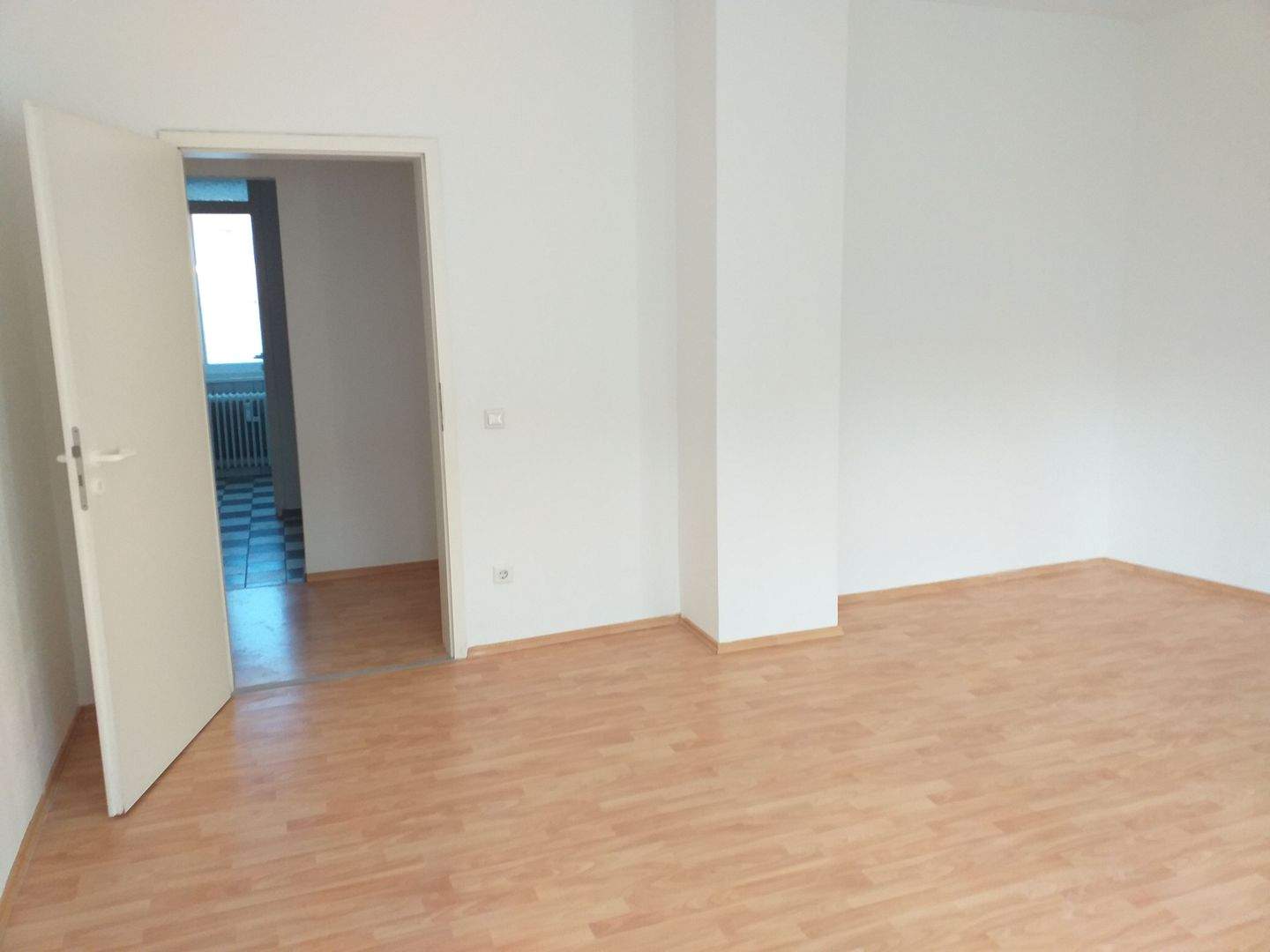 Nürnberg Nord: vermietete 2-Zimmer DG-Wohnung mit Balkon, kleine Singleküche, Duschbad mit Fenster zu verkaufen – Nürnberg – Vorschaubild 6