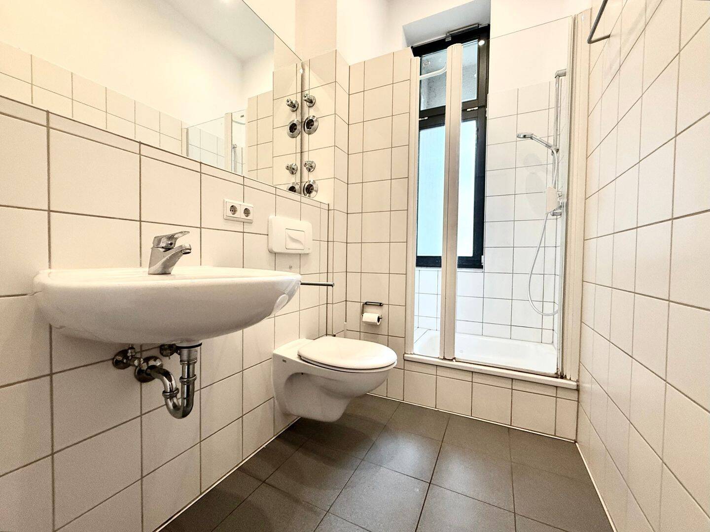 Bezugsfreie 2-Zimmer-Wohnung mit 2 Balkonen im beliebten Loschwitz! – Dresden – Vorschaubild 6