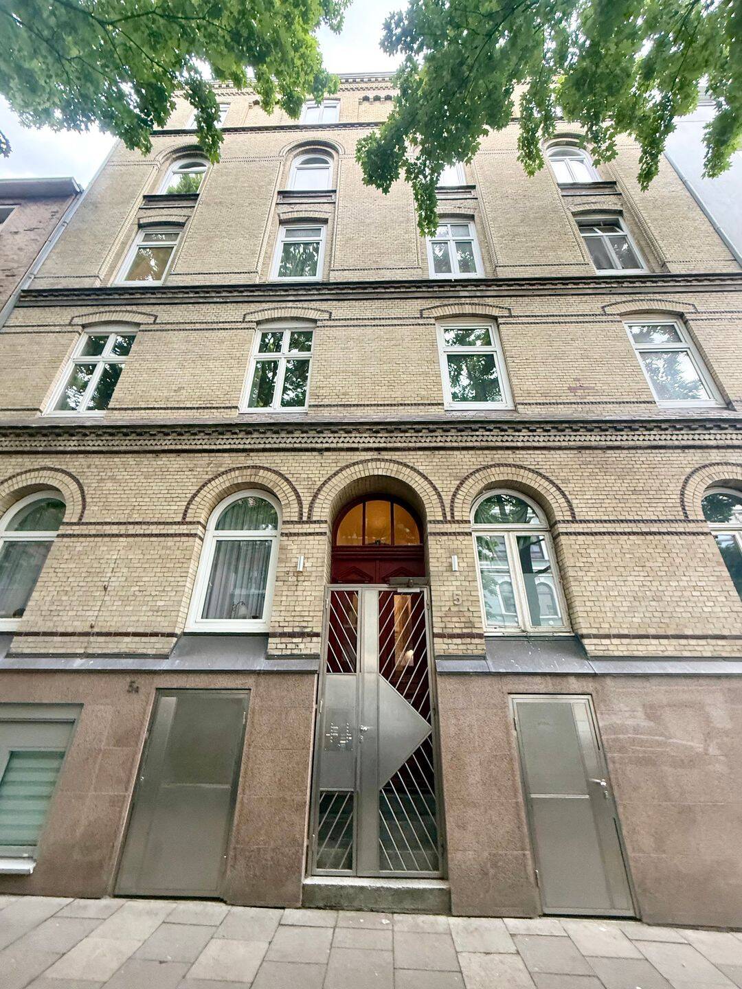 Altbauflair über den Dächern von St. Georg! 3 Zimmer, Küche, HW, Bad und Balkon