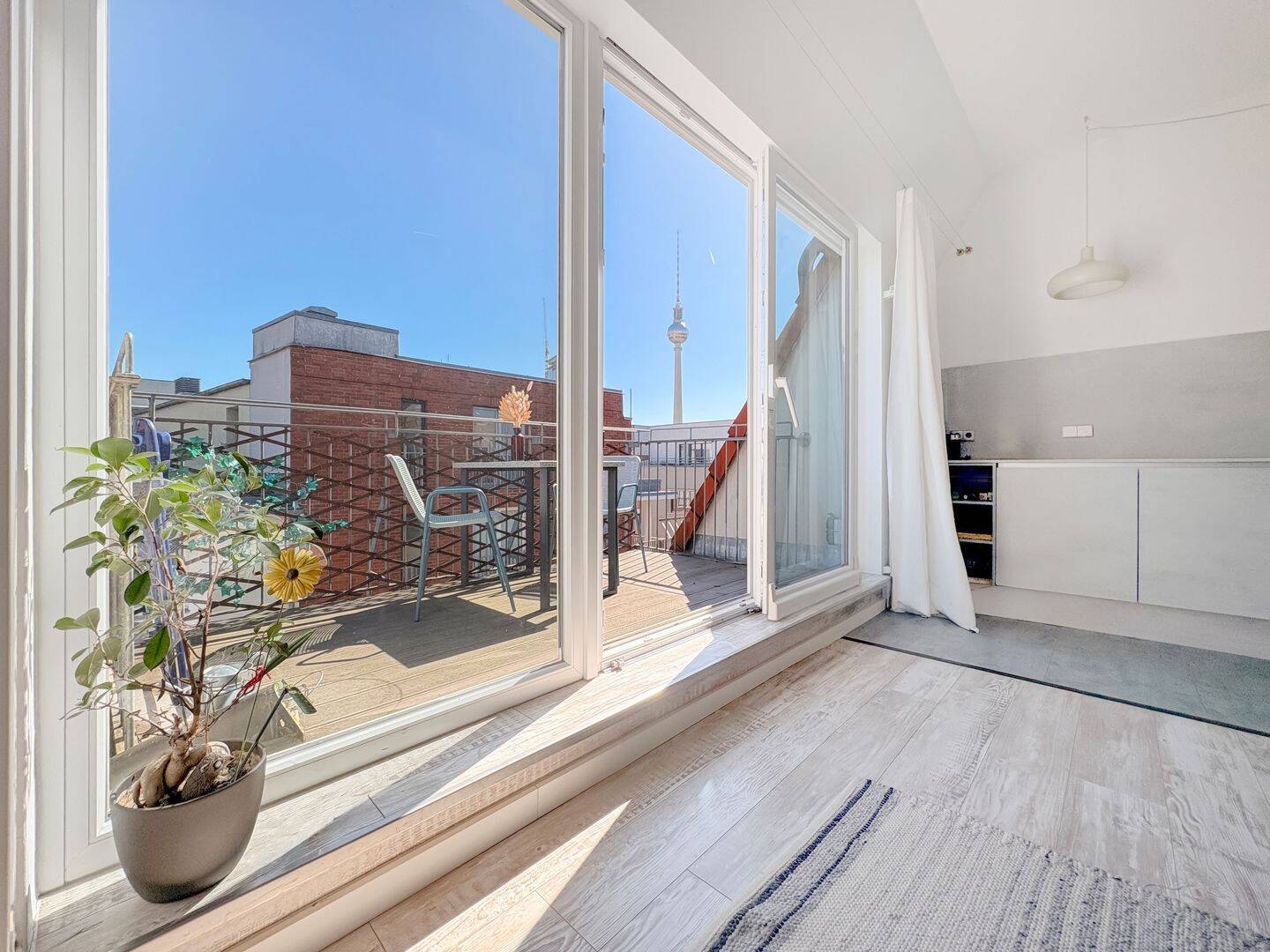 Top-Lage im Scheunenviertel: Helle Dachgeschosswohnung mit Blick auf den Fernsehturm – Berlin – Vorschaubild 2