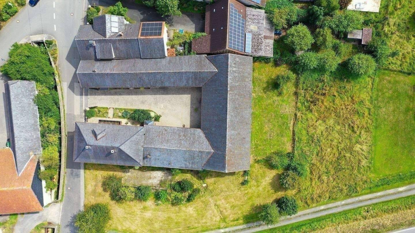 TRAUMHAFTER MÄRCHEN DREISEITENHOF + WOHNHAUS + WOHNUNG (18 PFERDEBOXEN MÖGLICH) oder BAUTRÄGEROBJEKT FÜR WOHNUNGSBAU oder GASTRO FACHWERK REITERHOF – Itzgrund – Vorschaubild 9