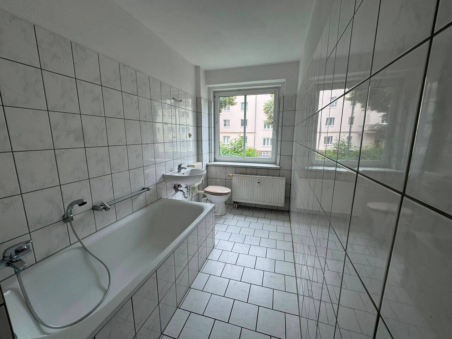 Moderne Whg. - Bad mit Fenster + Balkon am Wohnzi.u.v.m. – Chemnitz – Vorschaubild 9