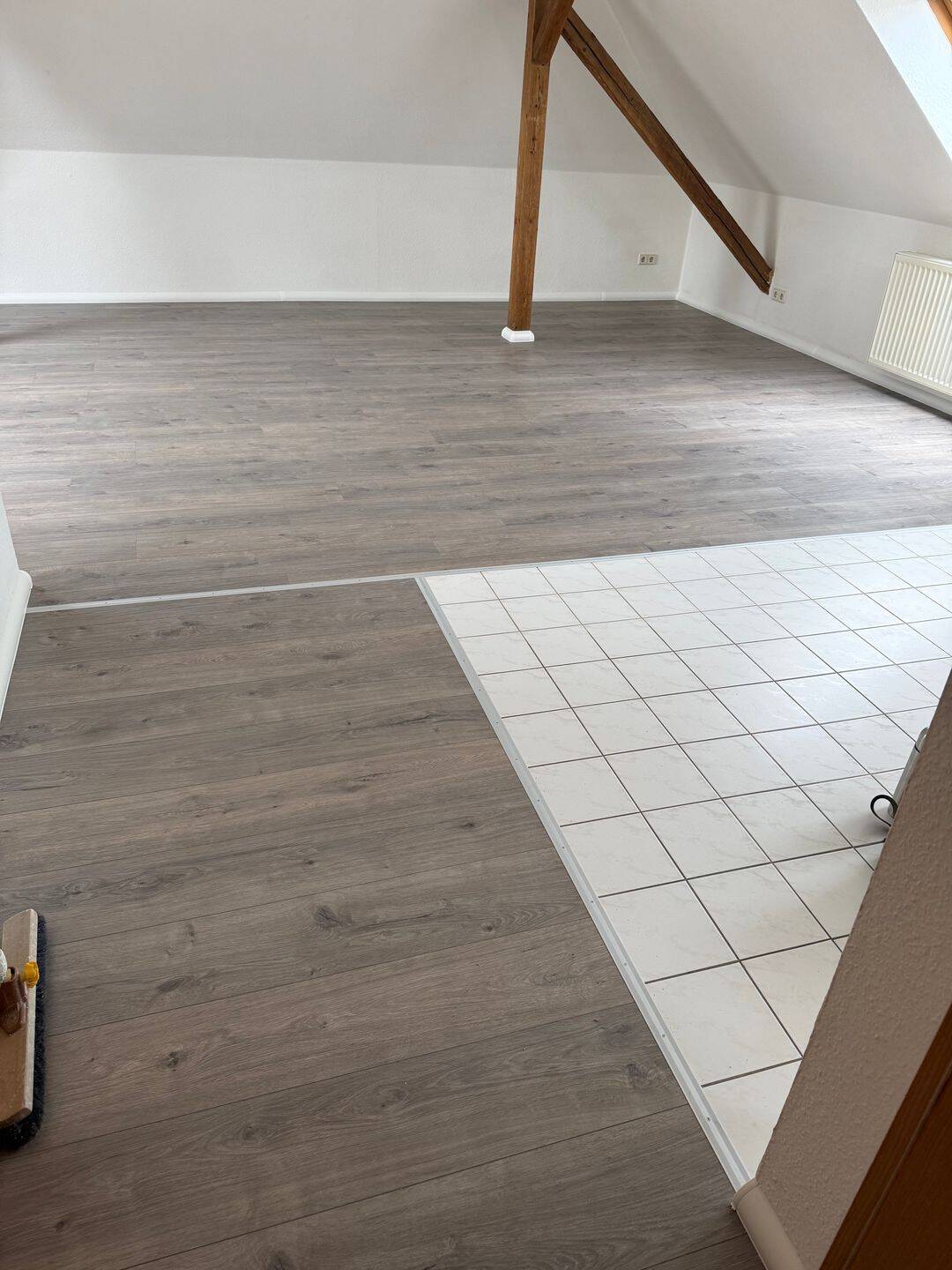 *Ruhige Lage im DG / Bad mit Dusche + Fenster / Laminat* – Chemnitz – Vorschaubild 4