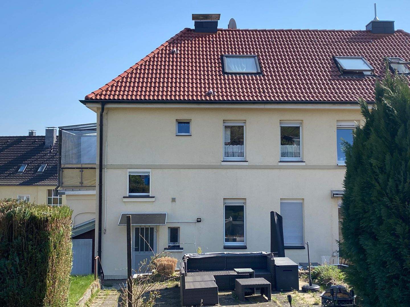 2 Familienhaus mit Garage und 3 PKW- Stellplätzen in ruhiger Sackgasse von Neviges – Velbert – Bild 1 von 9